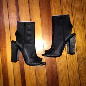 STEVE MADDEN SATIN HEELS